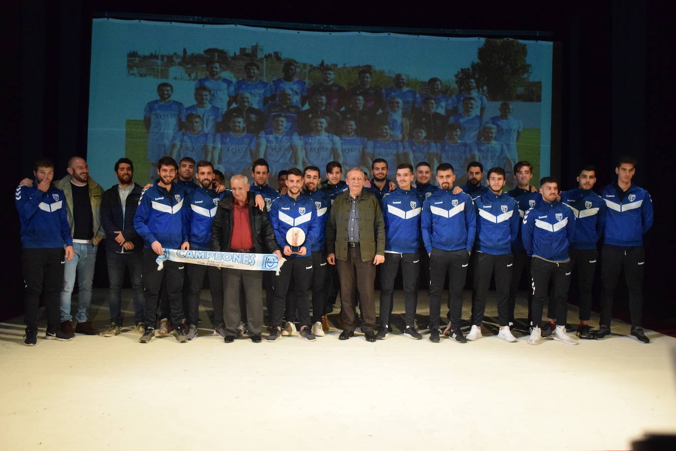 Jugadores del Club Fútbol Trujillo, que fueron muy aplaudidos 