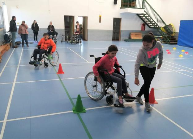 Participantes en la iniciativa en el circuito con la silla de ruedas 