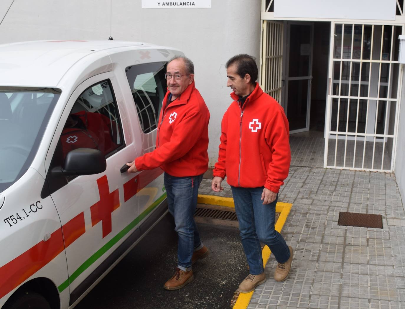 Fernández, junto a un compañero, en la puerta de la sede. :: 