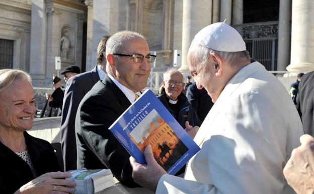 Imagen principal - lAntonio y Mari, junto con el Papa con un libro de Trujillo. Noelia Ávila le entrega una fotografía de las monjas Jorónimas de Trujillo. Los cuatro protagonistas en una de sus visitas.