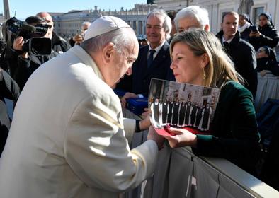 Imagen secundaria 1 - lAntonio y Mari, junto con el Papa con un libro de Trujillo. Noelia Ávila le entrega una fotografía de las monjas Jorónimas de Trujillo. Los cuatro protagonistas en una de sus visitas.