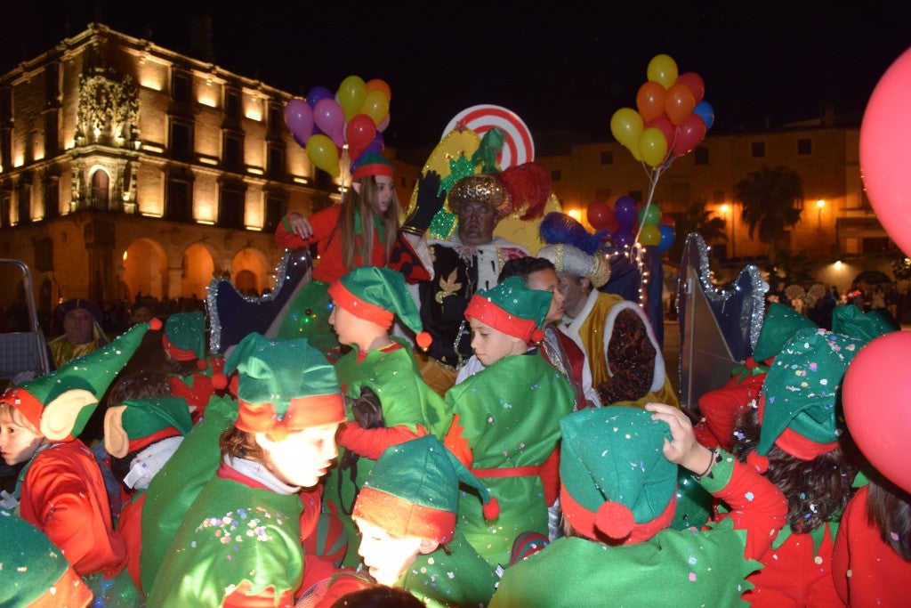 Participantes en la carroza de la Asociación de Empresarios de Trujillo 