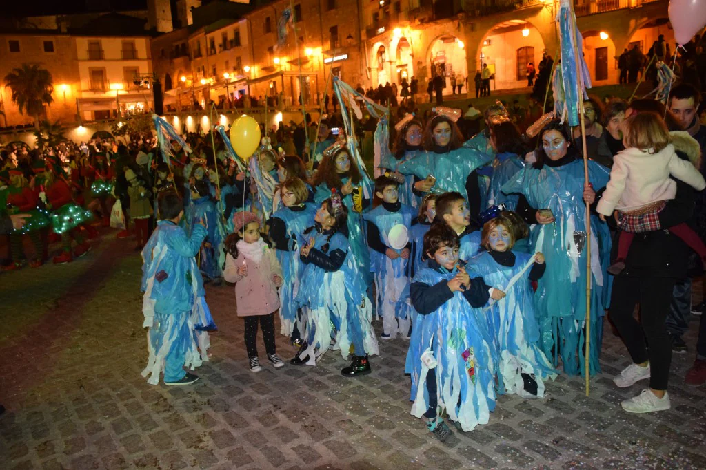 Participantes en la carroza de la Asociación de Empresarios de Trujillo 