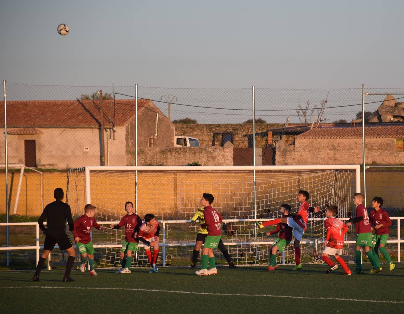 La disputa del balón en un momento de la final 