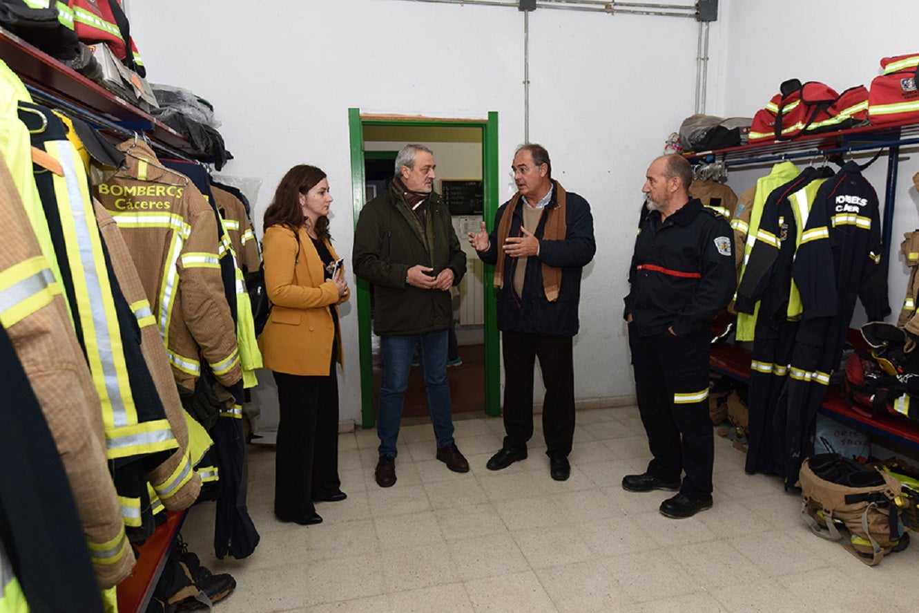 Dirigentes provinciales en uno de los parques de bomberos. 