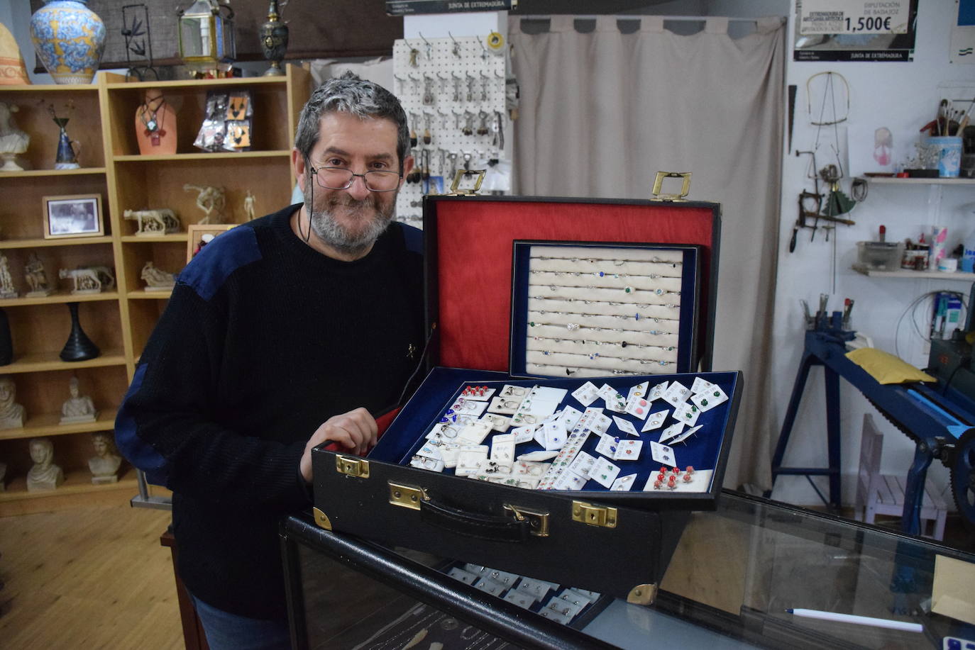 Vicente Chanquet con el maletín con parte de los artículos entregados 