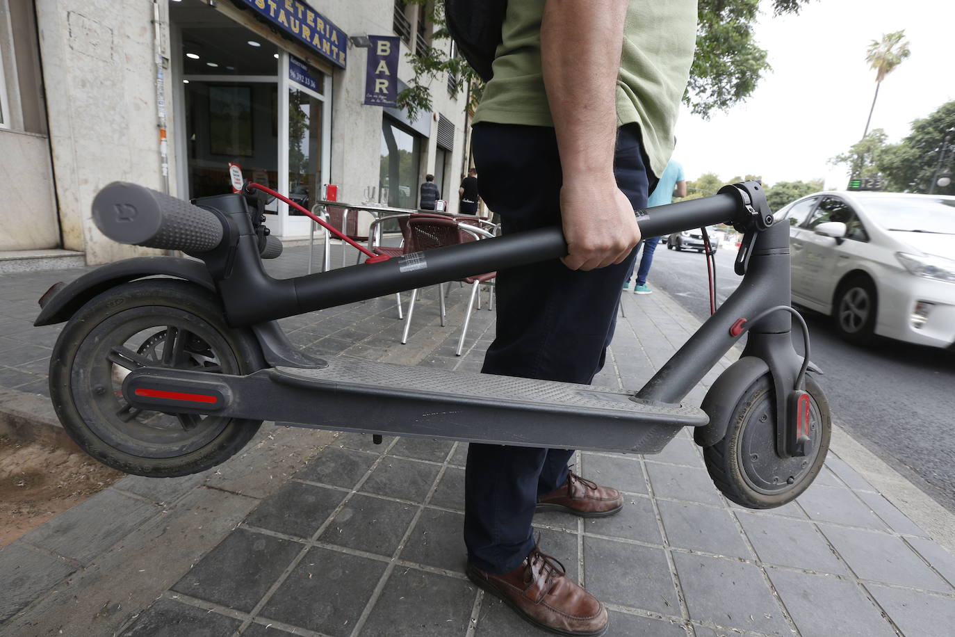 Un hombre con su patinete eléctrico 