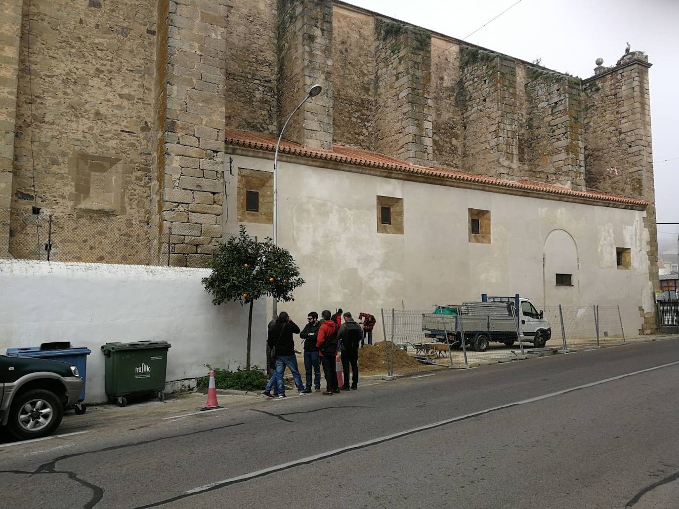 Operarios quitando diversos elementos de la obra. 