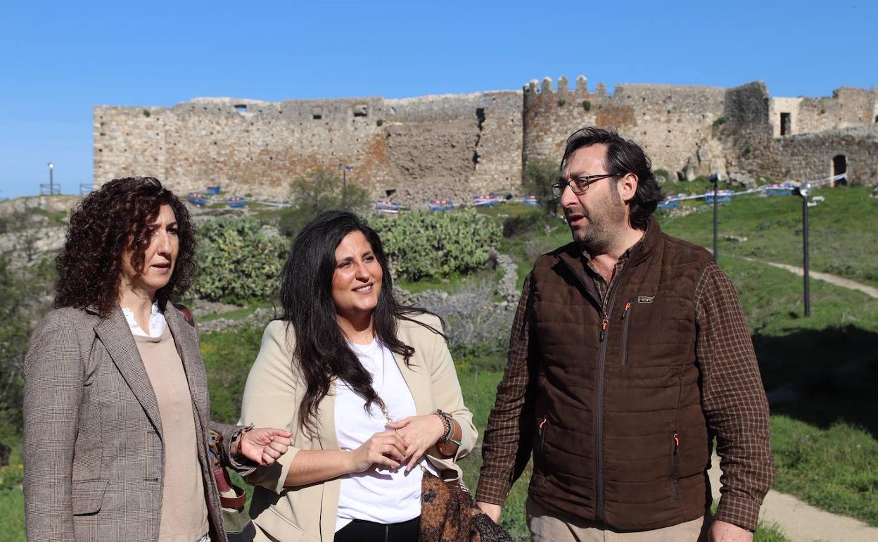 La diputada regional, con representantes de Ciudadanos en Trujillo 
