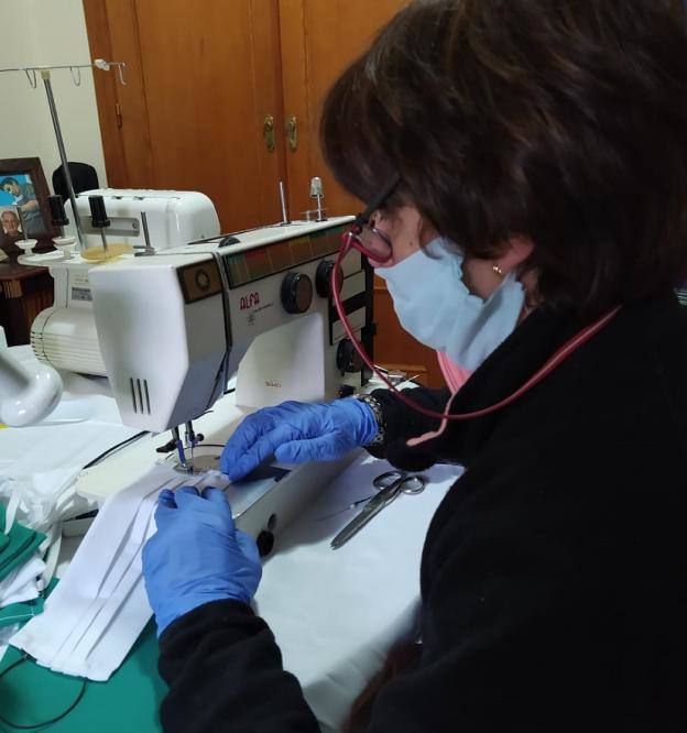 Una de las costureras solidarias. 