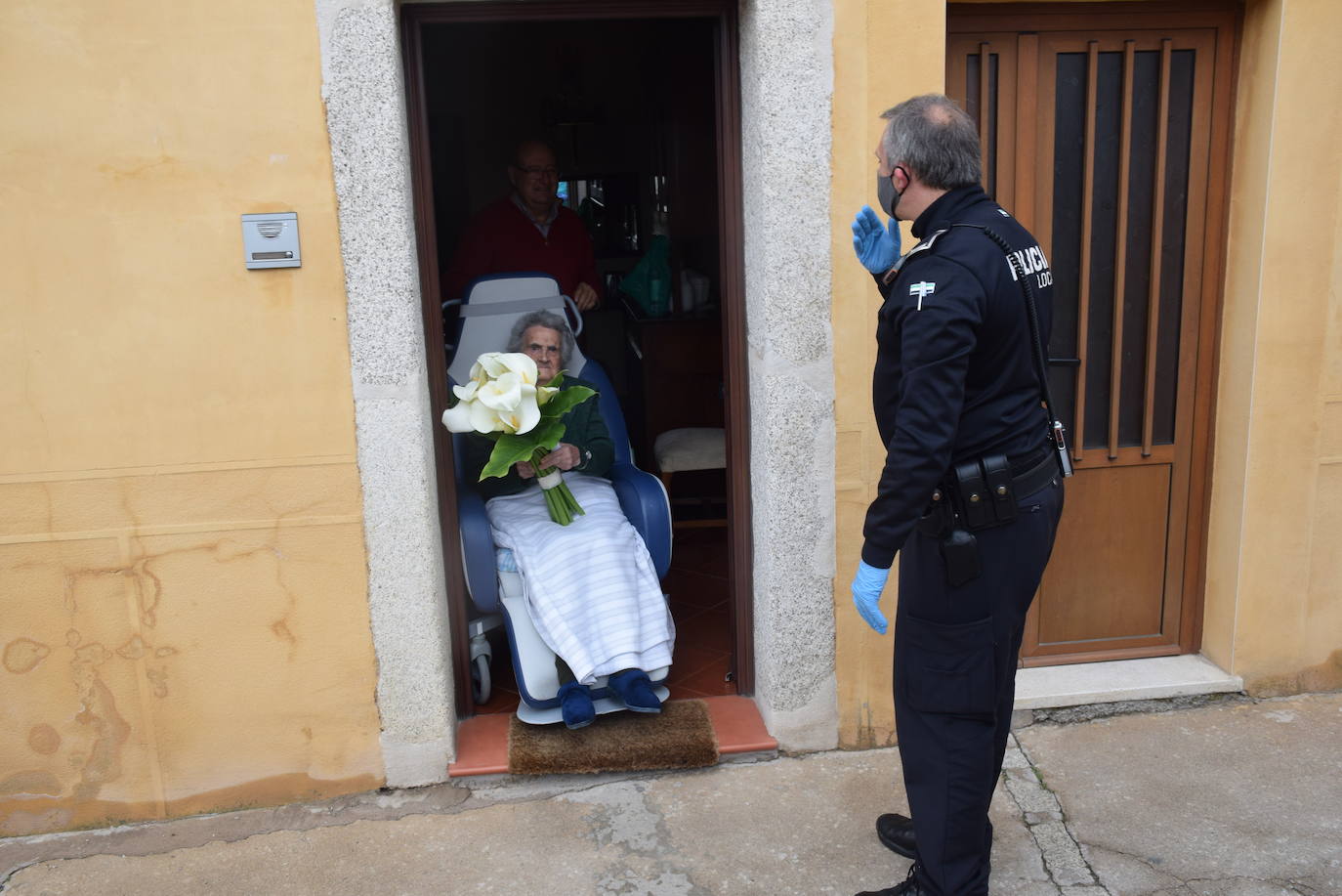 La Policía felicita a la centenaria Consuelo Alvarado