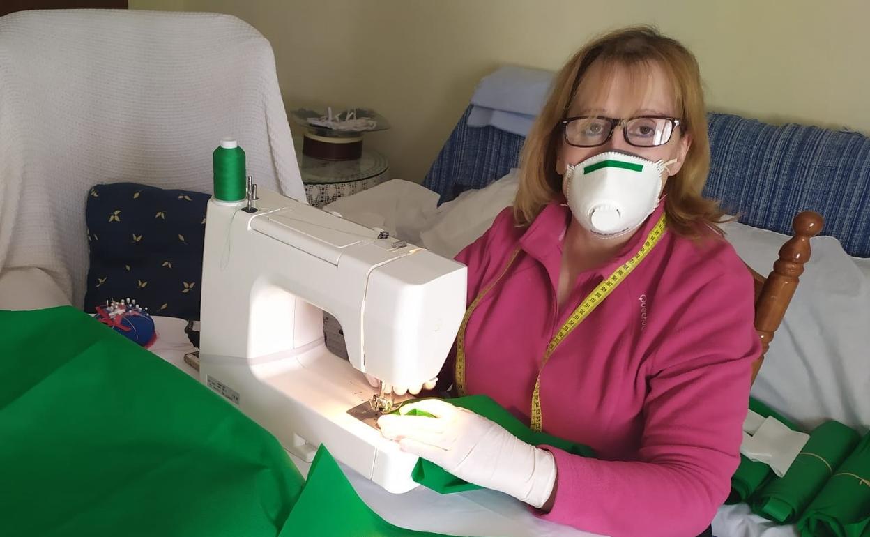 Una de las costuteras de la formación