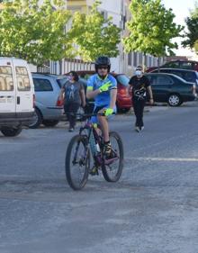 Imagen secundaria 2 - Decenas de vecinos se echan a la calle para disfrutar del deporte y de paseos