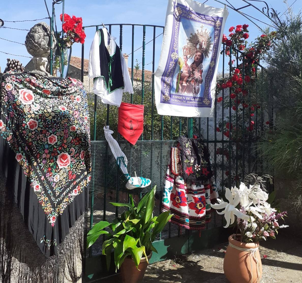 Ibahernando celebra la romería de la Virgen de la Jara en balcones, ventanas y patios