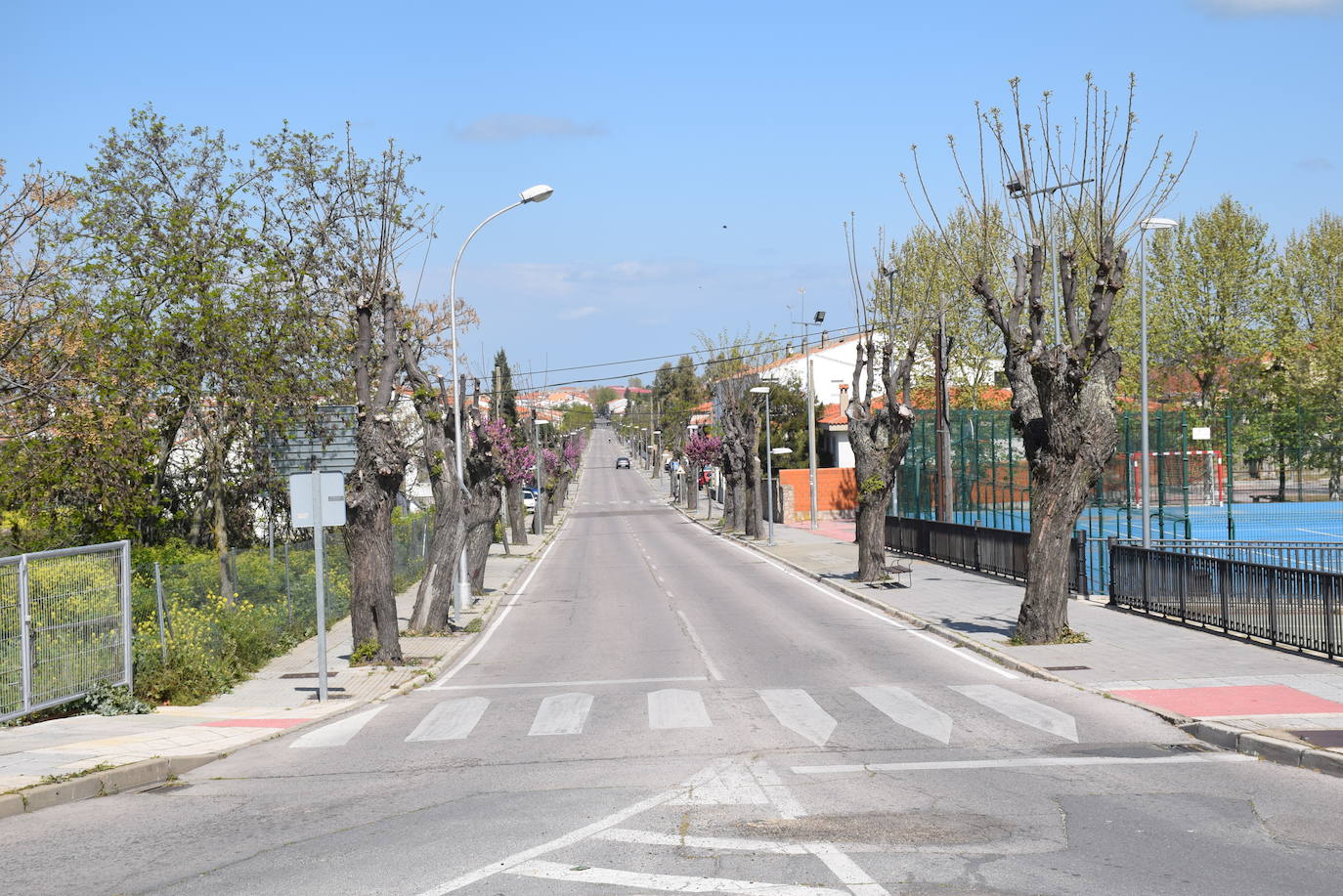 La avenida Reina María Cristina de Trujillo casi vacía 