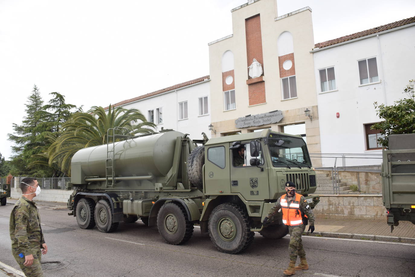Una de las visitas del Ejército al asilo para tareas dedesinfección 