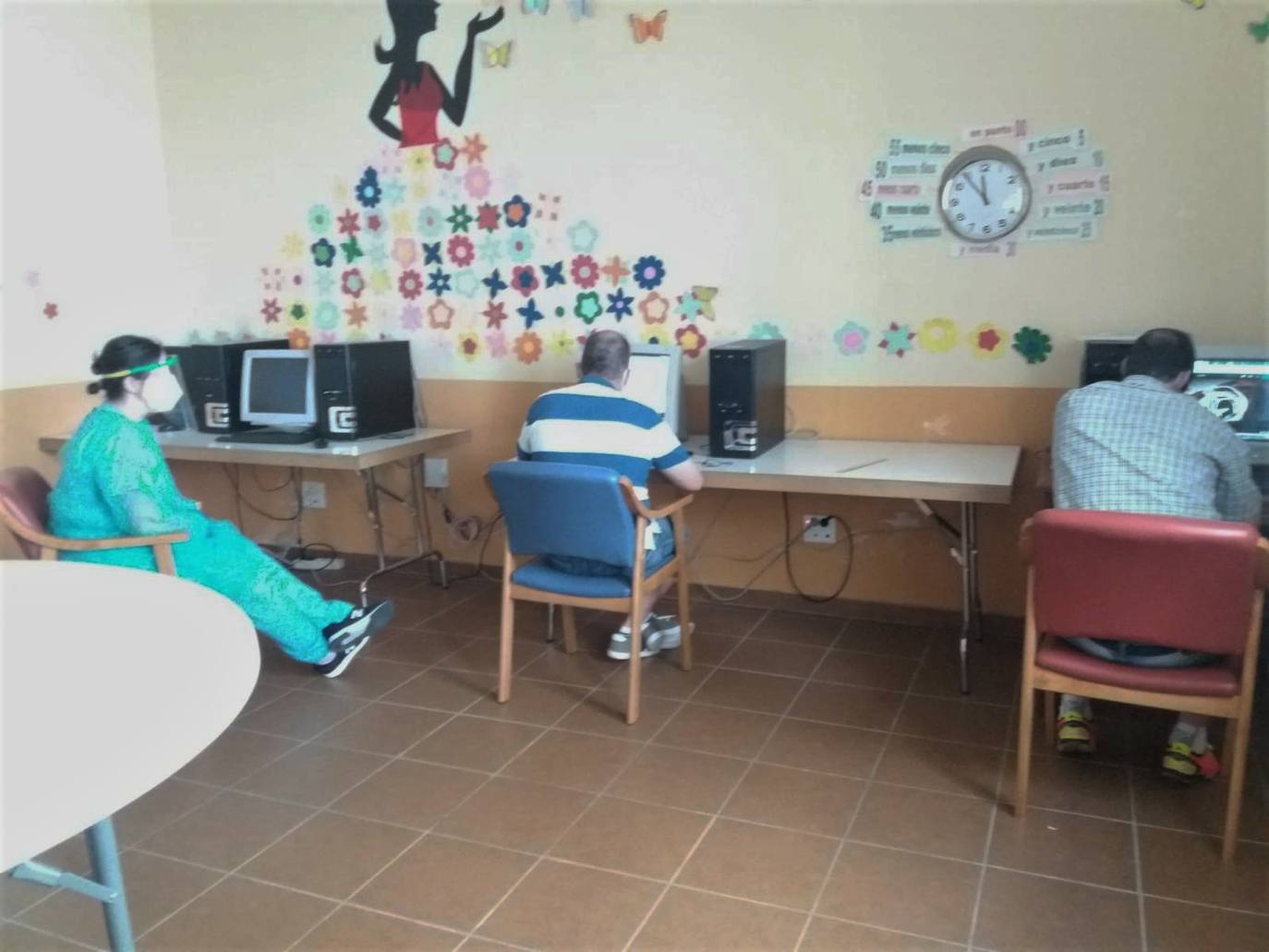 Trabajadora y usuarios del centro trujillano de Aspace Cáceres, hace unos días 