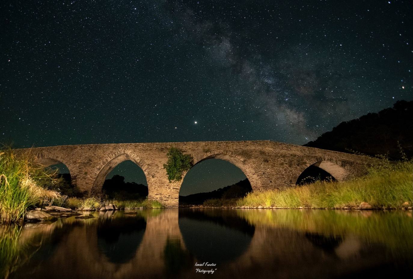Una vista del puente de noche 