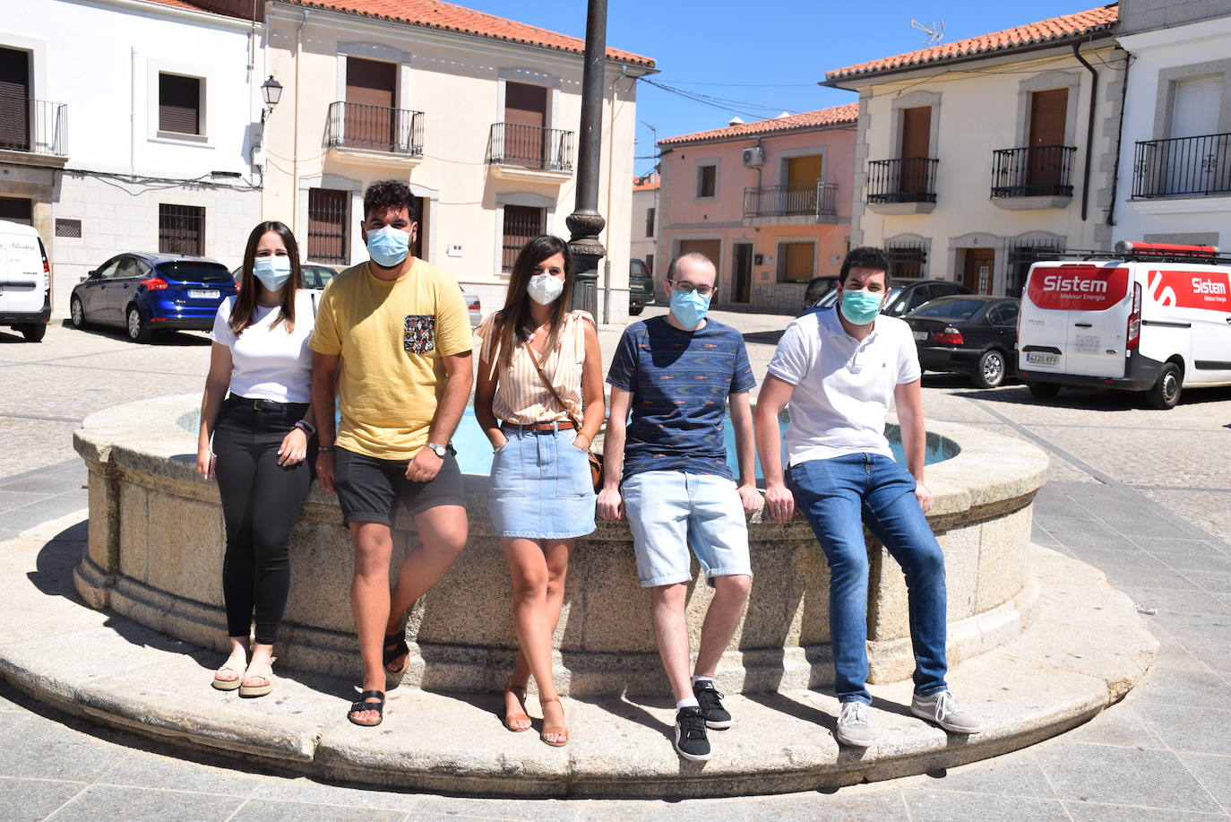 Ana, Crístofer, Erica, Adrián y Alfredo, en la plaza de Huertas de Ánimas 