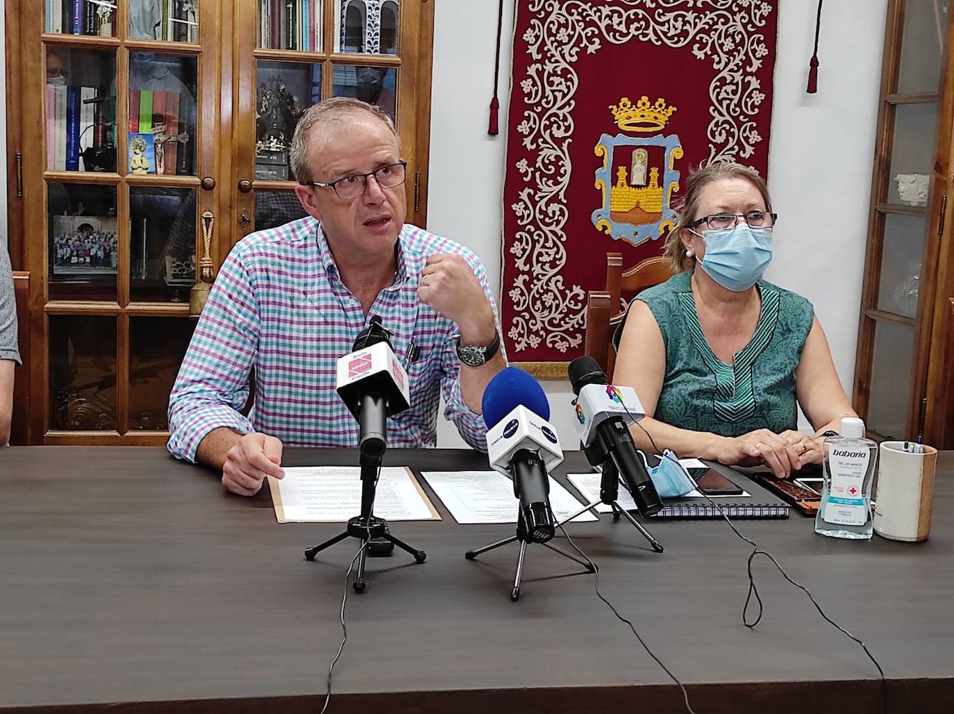 El presidente de la Hermanad, con una compañera de la directiva 