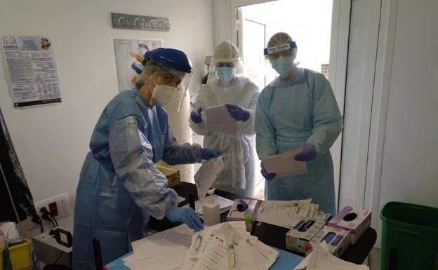 Sanitarios realizan pruebas en Villarta de los Montes este mes. 