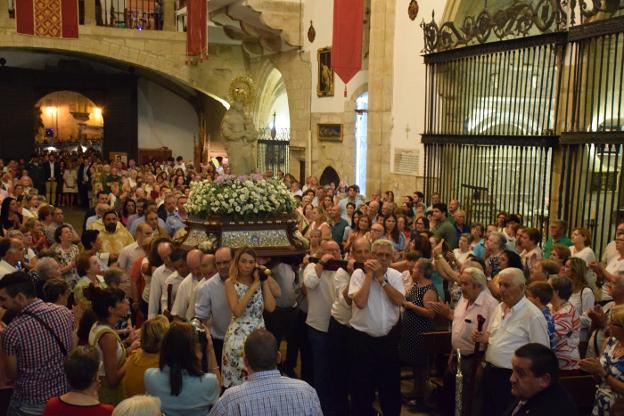 La entrada de la Patrona en la iglesia, en una edición anteior 