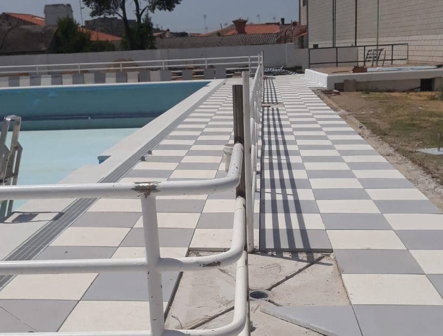 Una de las zonas mejoradas de la piscina de Huertas de Animas 