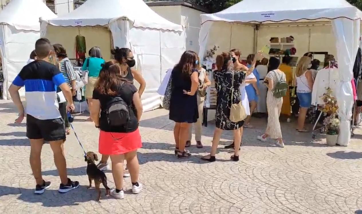Participantes en el mercadillo outlet esta mañana.
