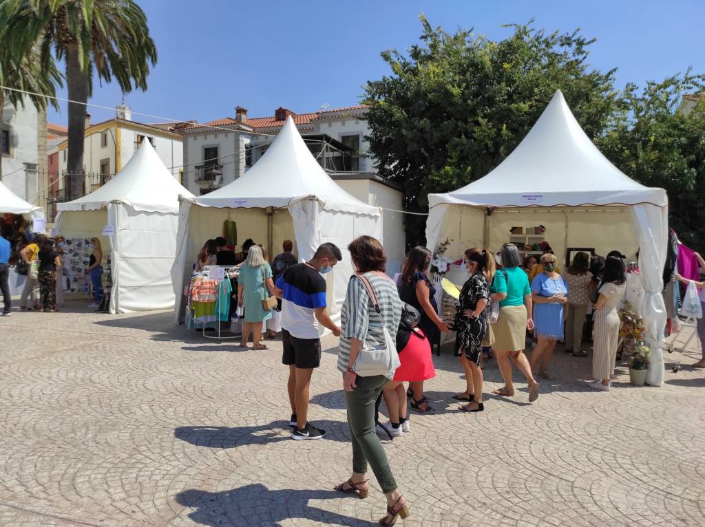 Participantes en el mercadillo outlet 