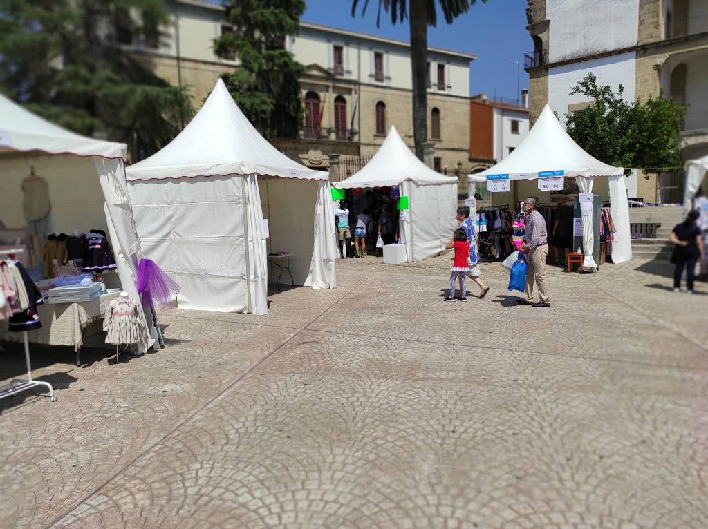 Participantes en el mercadillo outlet 