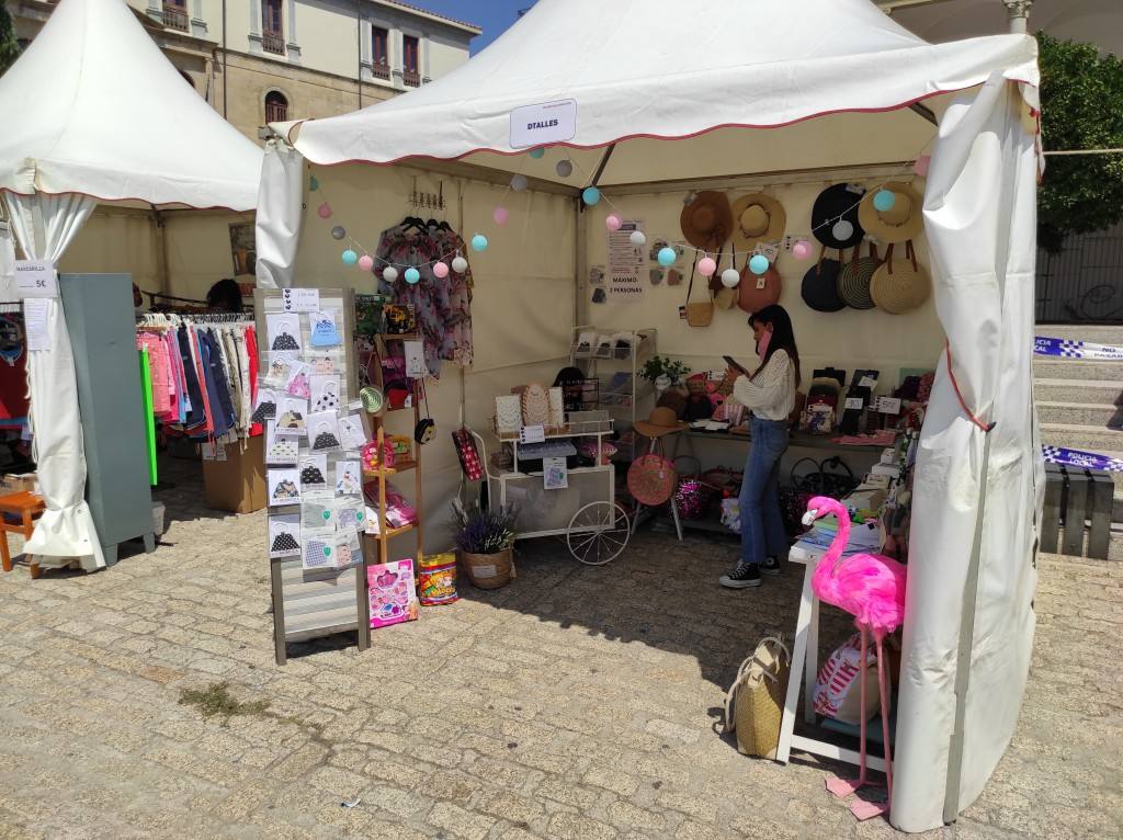 Participantes en el mercadillo outlet 