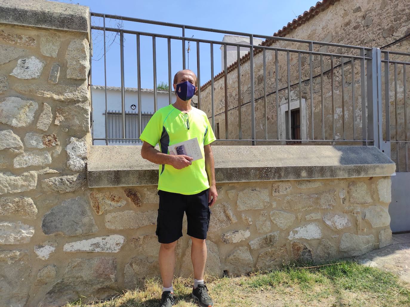 El presidente, junto al club juvenil, con uno de los ejemplares 