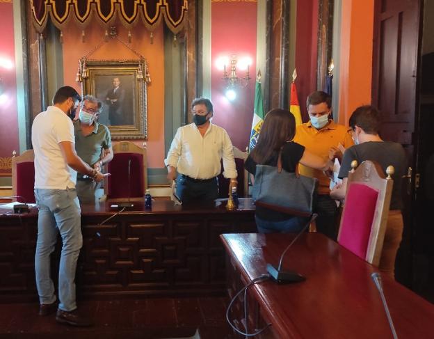 El alcalde y concejales tras la sesión plenaria 