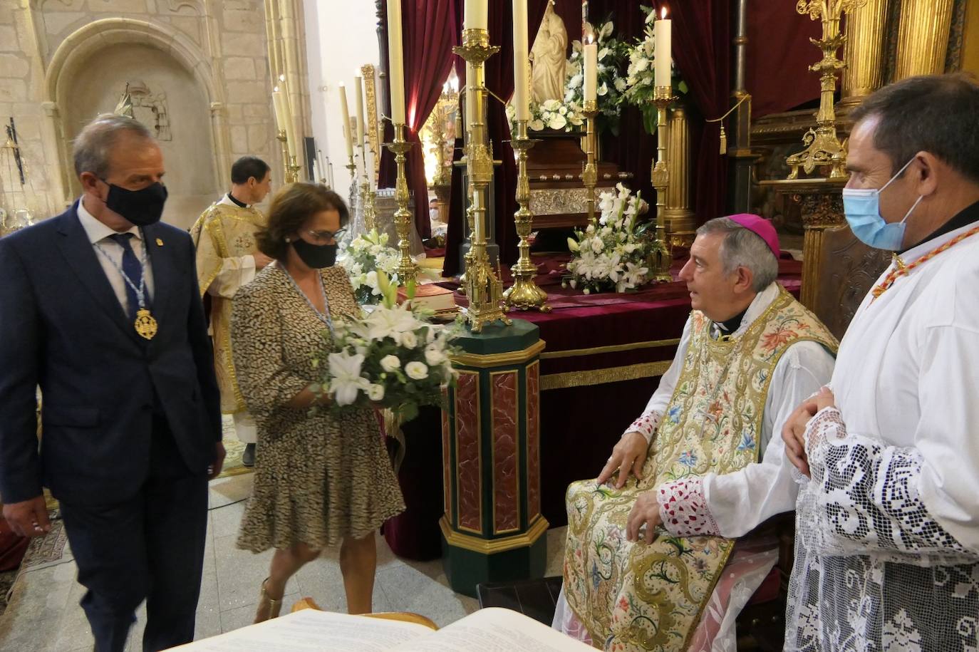 Entrega de una de las ofrendas en la misa mayor 