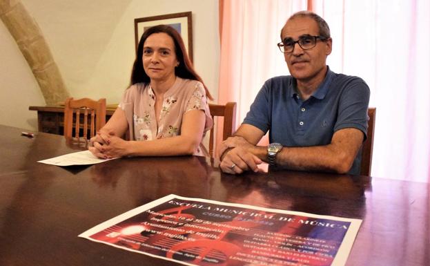 La concejala delegada, Manuela Ortega y el director, Juan Francisco Mateos 