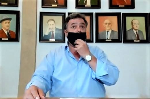 José Antonio Redondo, retirándose la mascarilla para poder hablar.