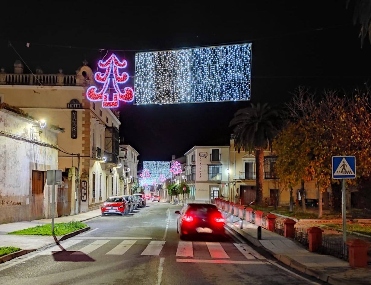 Imagen secundaria 1 - Encendida ya la iluminación navideña de las principales calles de la ciudad