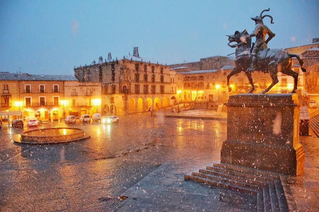 Imagen principal - La nieve hace su aparición en la ciudad