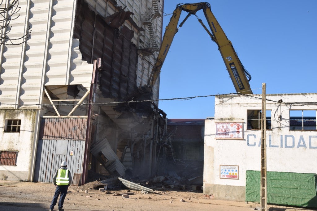 Fotos: Derrumbe de la planta de TECA situada dentro de Trujillo