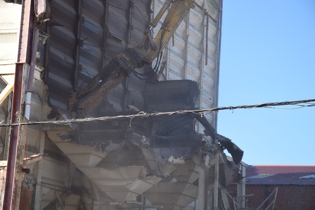 Fotos: Derrumbe de la planta de TECA situada dentro de Trujillo