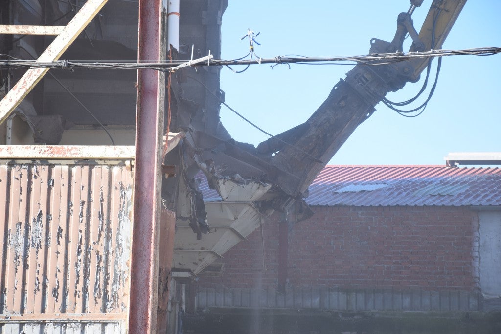 Fotos: Derrumbe de la planta de TECA situada dentro de Trujillo