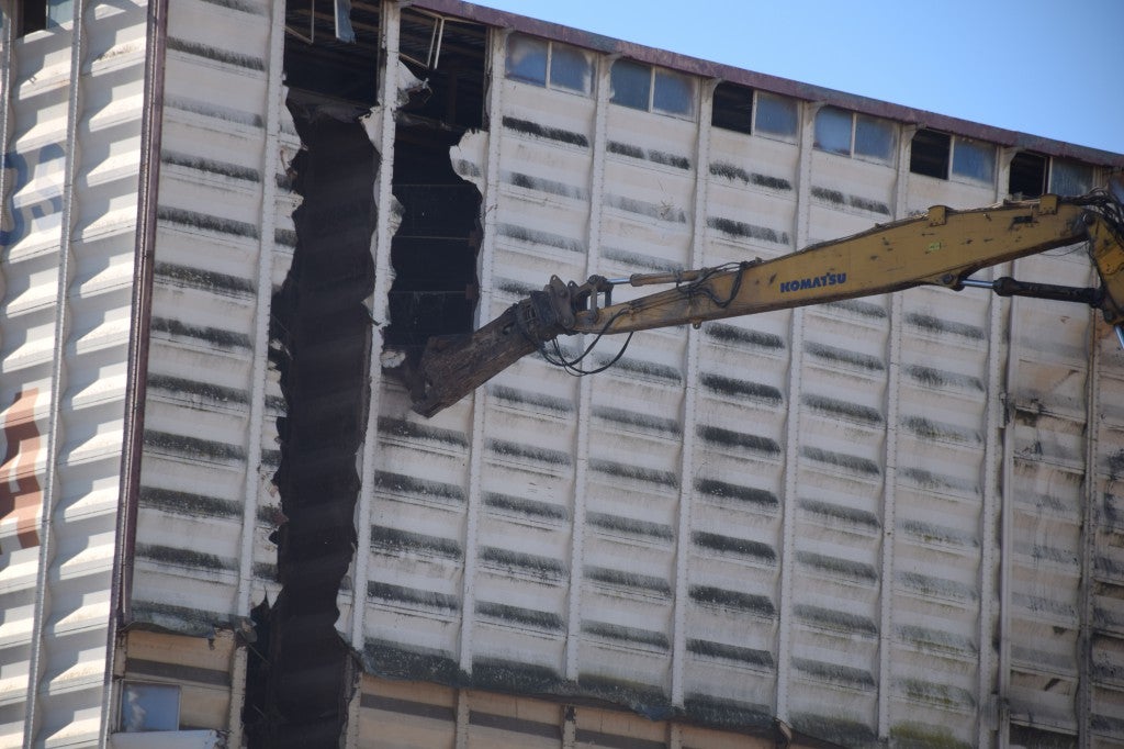 Fotos: Derrumbe de la planta de TECA situada dentro de Trujillo