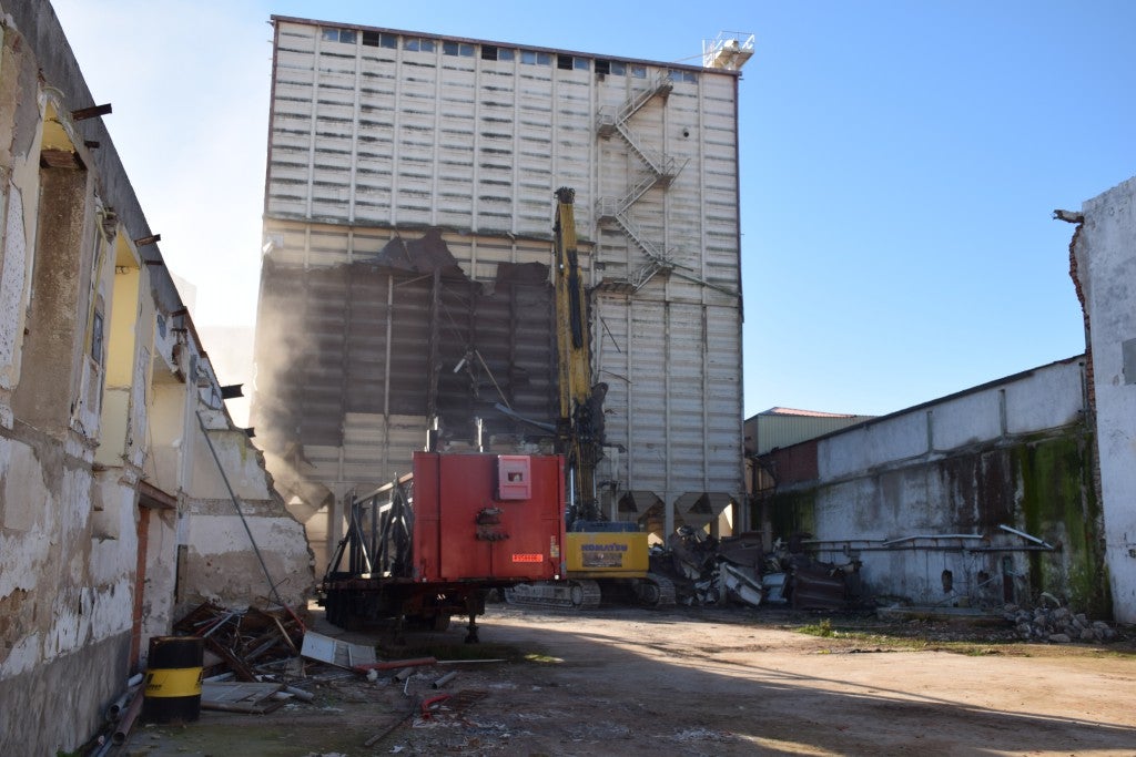 Fotos: Derrumbe de la planta de TECA situada dentro de Trujillo