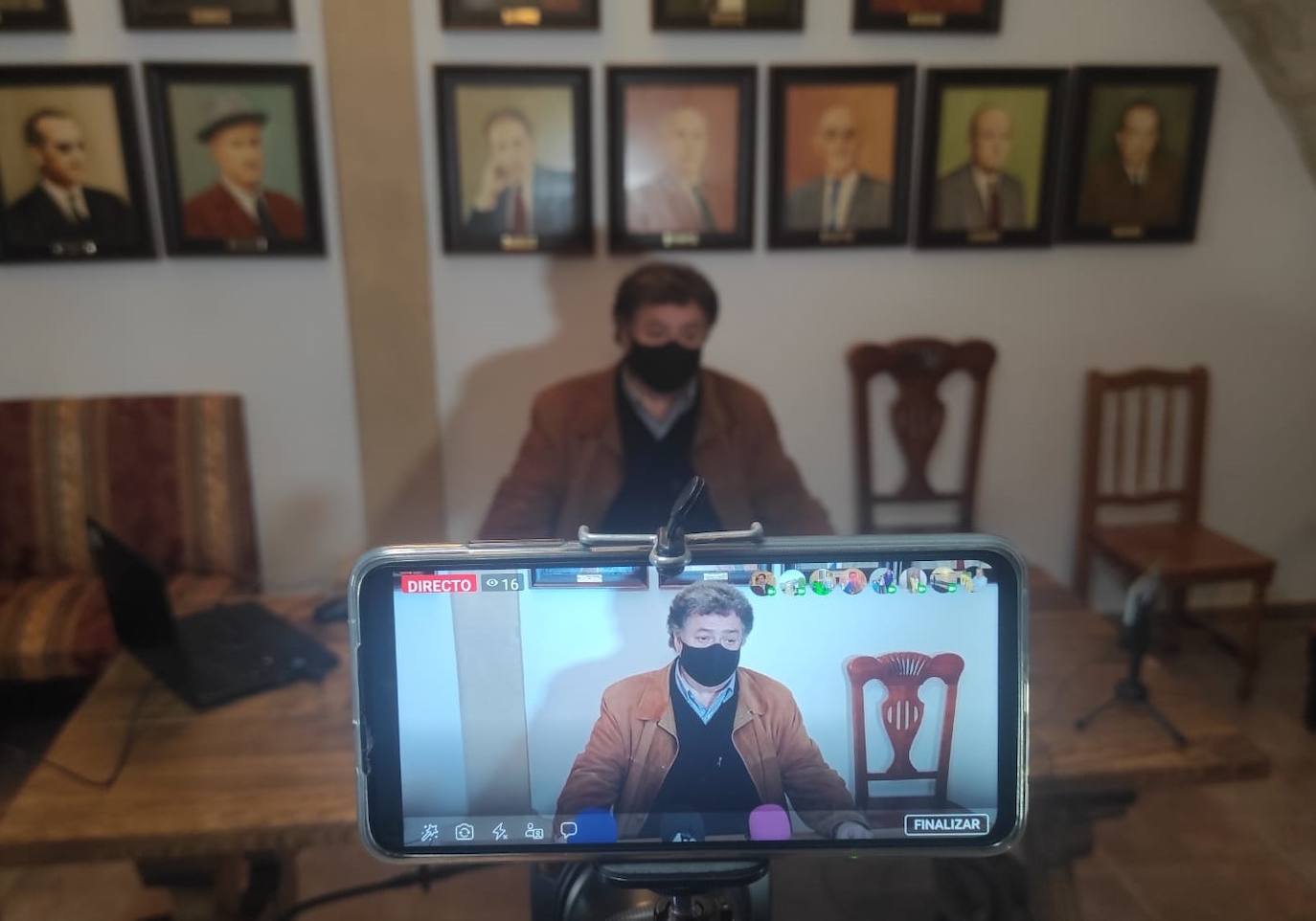 El alcalde en la rueda de prensa. 
