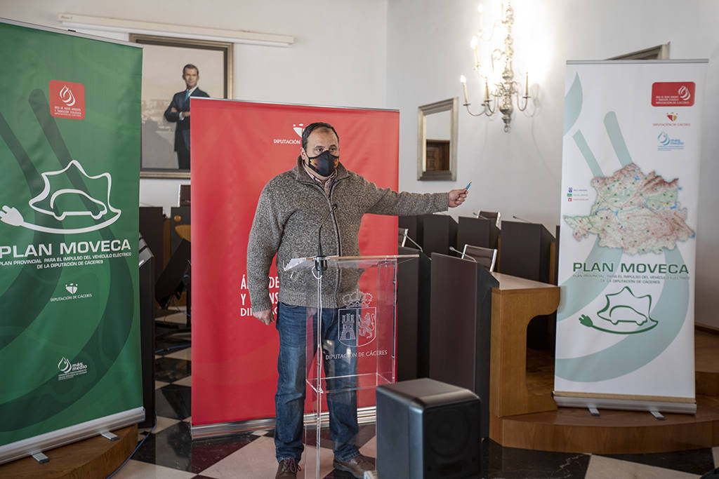 El diputado presentando el proyecto 