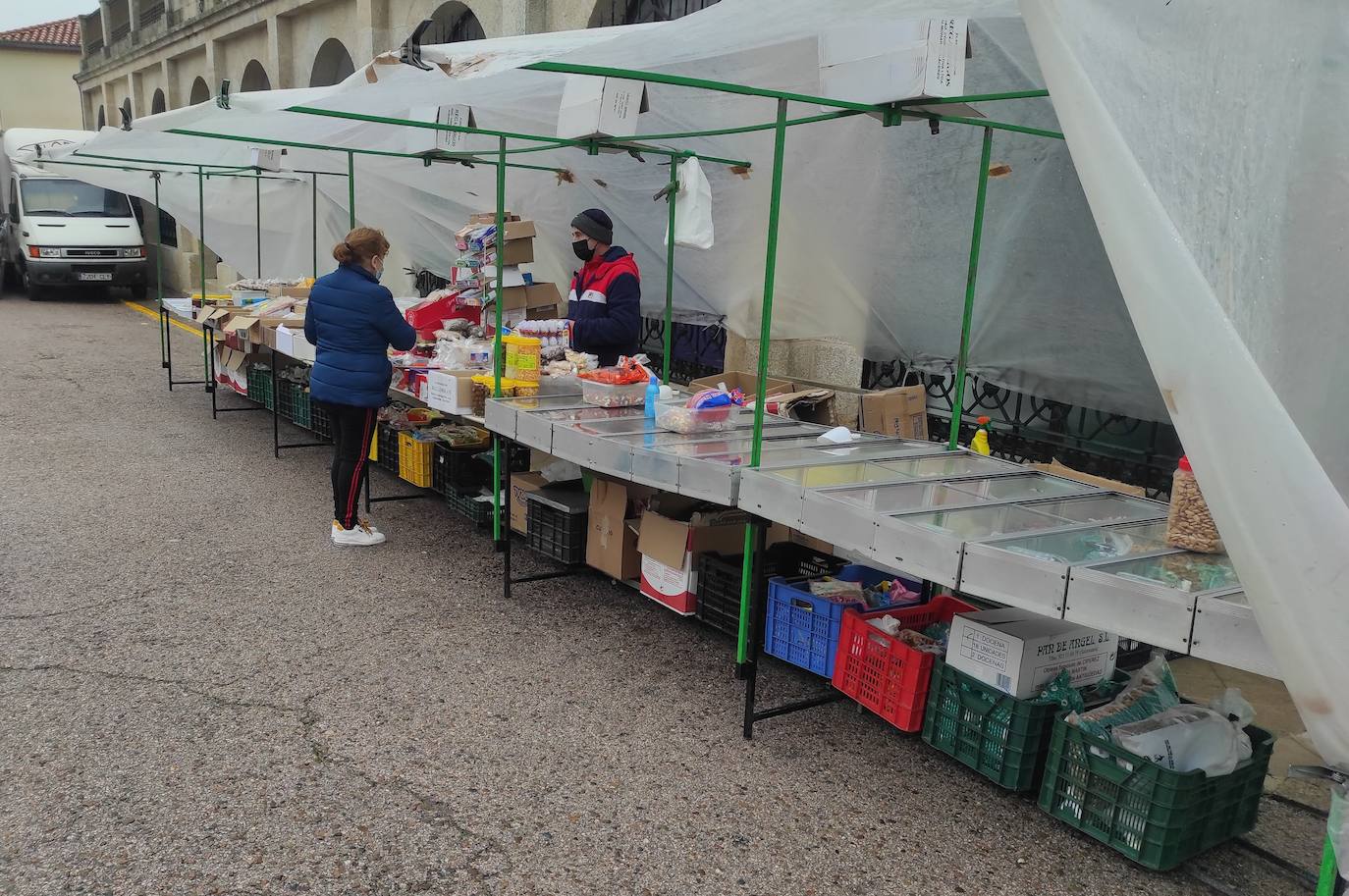 Uno de los pocos puestos que se situaron en el exterior en el mercadillo de los jueves 