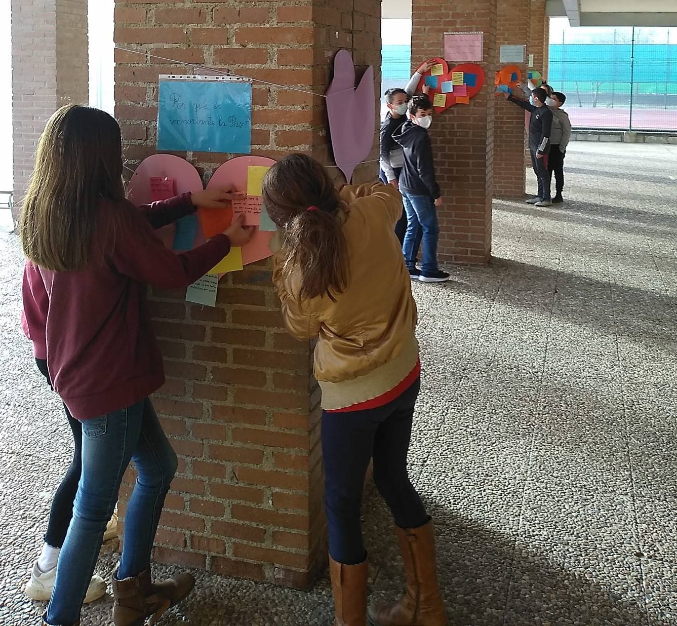 Alumnado de Las Américas colocando mensajes de paz. 