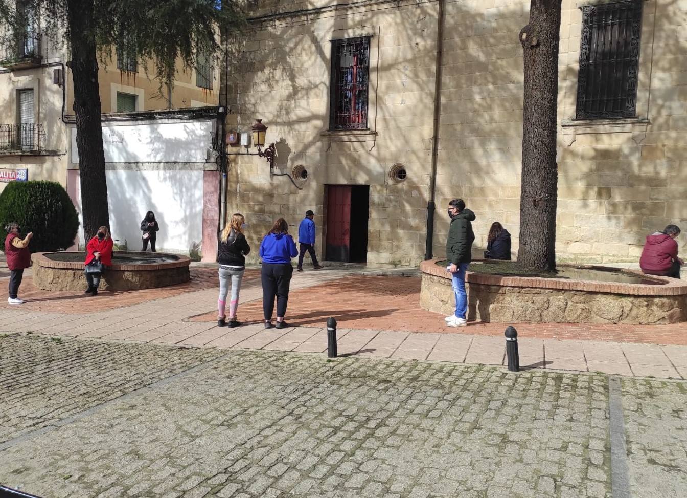 Vecinos y vecinas esperando resultados de las pruebas 