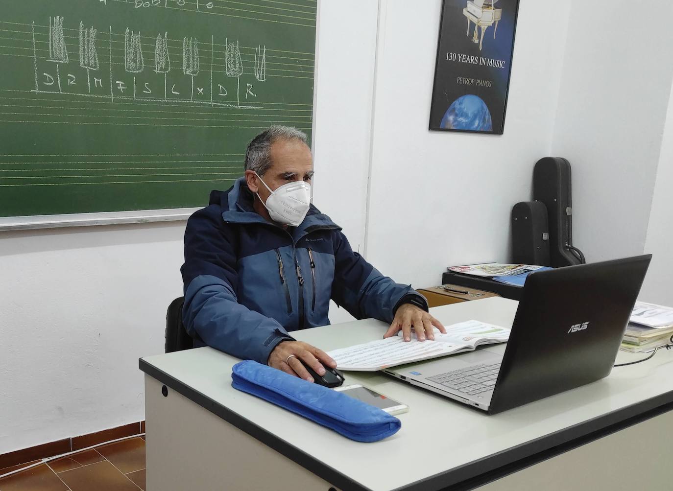 Mateos, preparado para una clase presencial y, a la vez, online. 