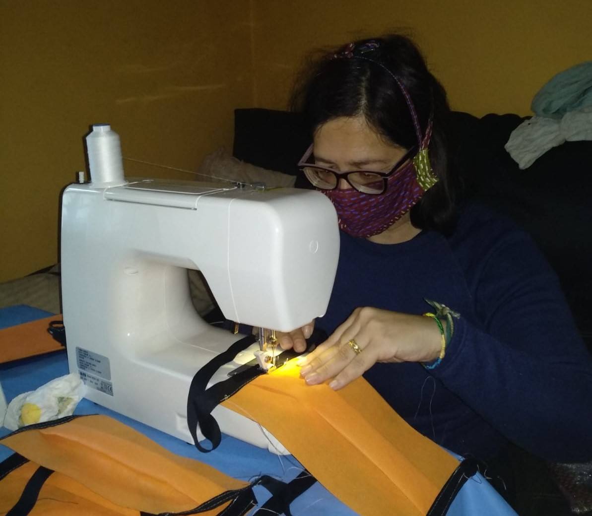 Nuria Melo, en pleno trabajo, durante el confinamiento, con la elaboración del material de protección 
